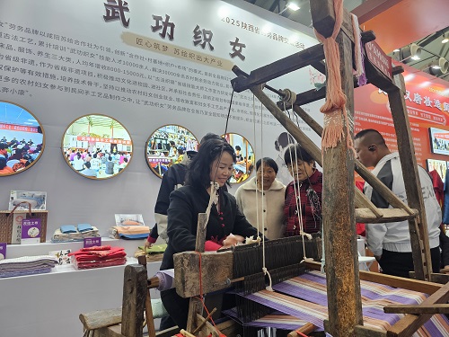 武功织女现场展示技艺.jpg