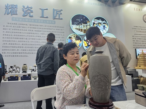 耀瓷工匠正在展示技艺.jpg