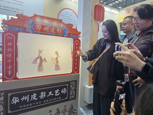 华州皮影工艺师正在为现场观众展演.jpg