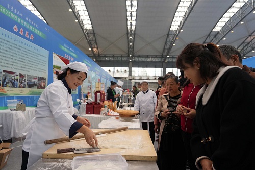 “西岐名吃”劳务品牌从业人员现场展示技艺.jpg